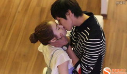 男生和女生亲嘴的视频,青春校园里的甜蜜一幕